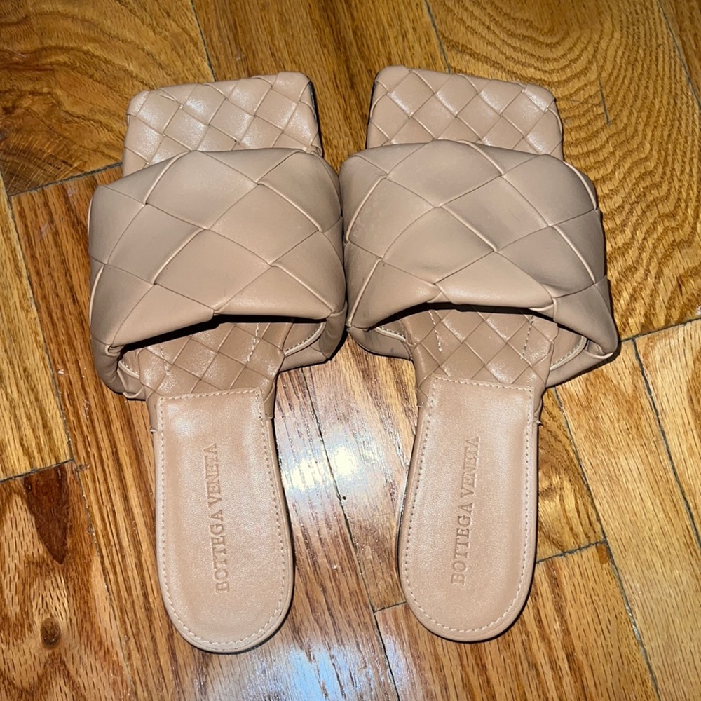 Bottega Vanenta beige slides